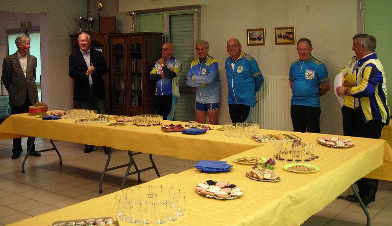 2010-10-10 11 Les discours avant l_apero.JPG